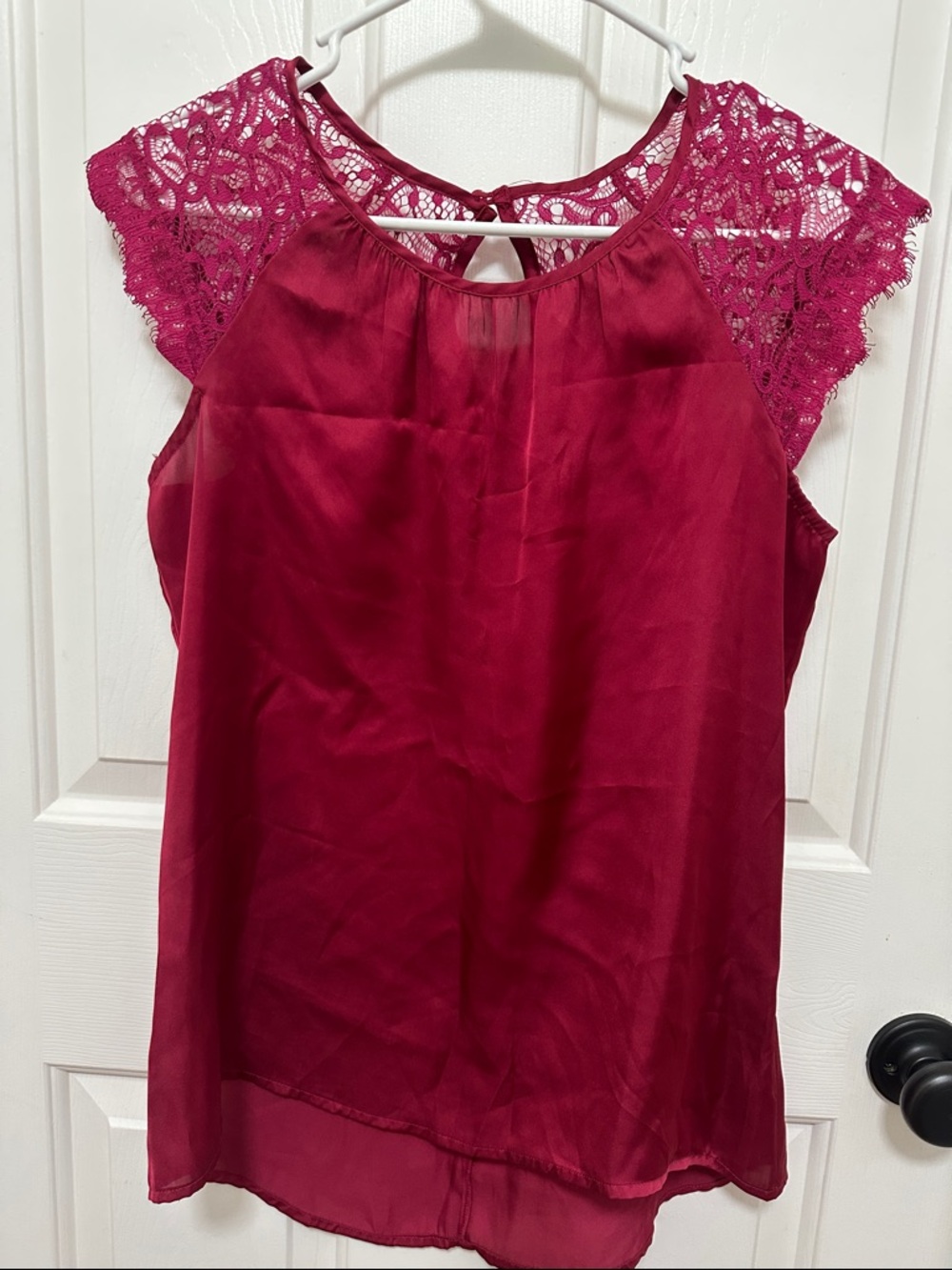 0073 Women’s Sleeveless Blouse in Deep Berry size small with lace neck